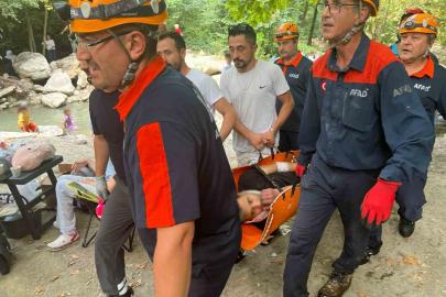 Ormanda yürüyüş yaparken kayalıklardan dere yatağına düştü