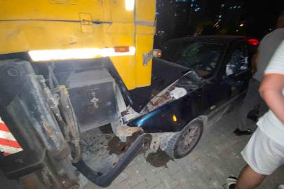 Osmaniye’de otomobil park halindeki vince çarptı: 1 yaralı