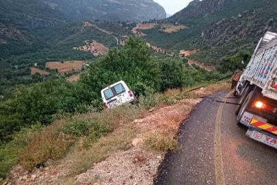 Osmaniye’de yağış nedeniyle yoldan çıkan araç uçuruma düşmekten son anda kurtuldu