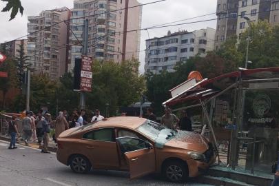 Otomobil tramvay durağına girdi, bekleyenler kıl payı kurtuldu