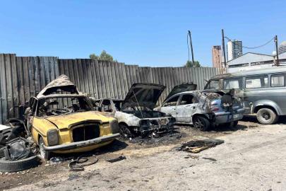 Otomobil yangını diğer araçlara sıçradı: 4 araç küle döndü