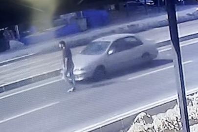 Otomobil yayaya çarptı, kaza anı kameraya yansıdı