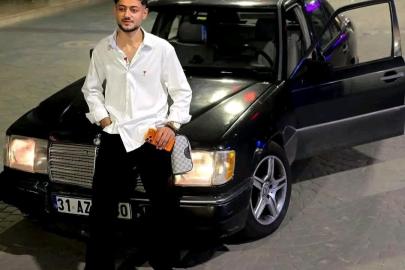 Otomobile ok gibi saplanan motosikletin sürücüsü hafif ticari aracın altında kalarak can verdiği kaza kamerada