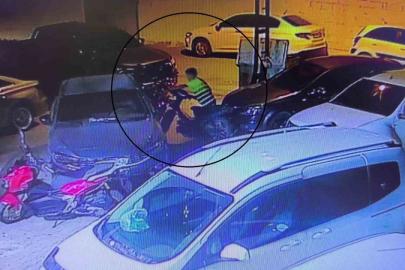 Otomobilin arkasında pusuya yatan çocuk hırsız ile gözcüsü, depremde ailesini ve kolunu kaybeden gencin motosikletini çaldı