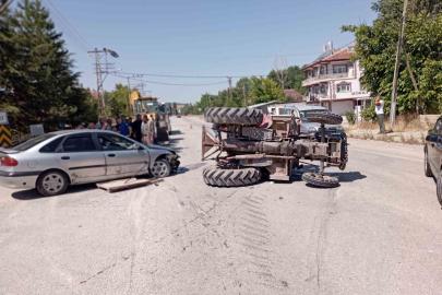 Otomobilin çarptığı traktör yan yattı