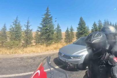 Otomobilin motosikleti sağından tehlikeli geçişi kask kamerasına yansıdı