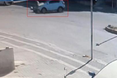 Otomobilin motosikletle çarpışma anı kamerada