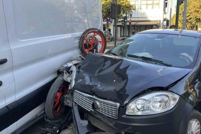 Otomobille çarpışan motosiklet iki araç arasında sıkıştı: 1 yaralı