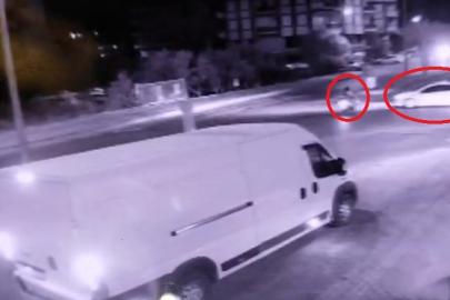 Otomobille çarpışan motosikletlinin yola savrulduğu anlar kamerada
