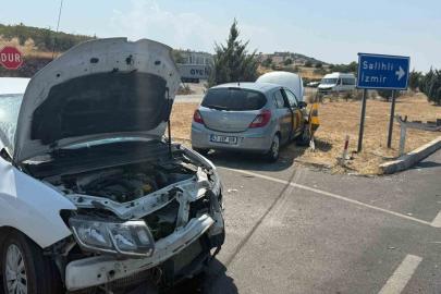 Otomobiller kavşakta çarpıştı: 1 yaralı