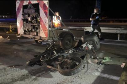 Otoyolda ikaz römorkuna çarpan motosikletli hayatını kaybetti