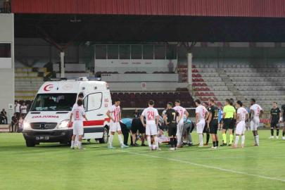Oyuna girdi 1 dakika sonra ayağı burkuldu: Sahaya ambulans girdi