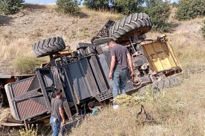 Park halindeyken hareket eden biçerdöver dereye devrildi
