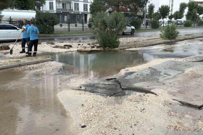 Patlayan su hattı yolu çökertti: Otomobil çukura düştü
