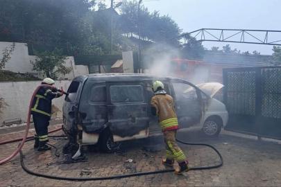 Payas’ta minibüs alevlere teslim oldu