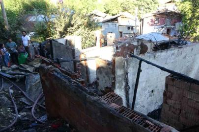 Piknik tüpleri bomba gibi patladı, iki gecekondu küle döndü