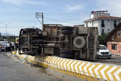 Rampadan inerken kontrolden çıkan kamyon bariyere çarpıp yan yattı