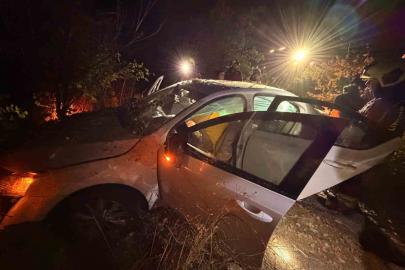 Refüje uçan otomobildeki 3 kişi yaralandı