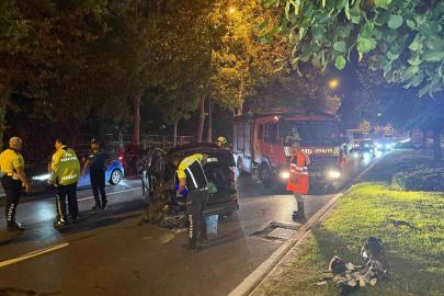 Refüjü aşan otomobil karşı şeritte iki araca çarptı: 3 yaralı