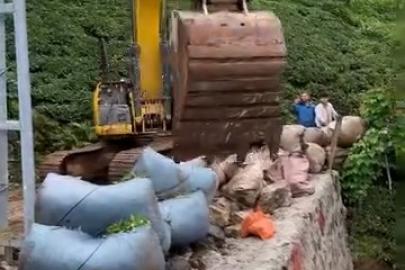 Rize’de iş makinesiyle ’çay taşıma operasyonu’