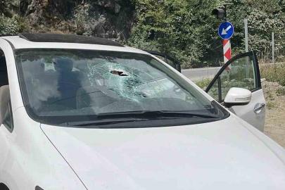 Rize’de otomobilin üzerine kaya düştü: 1 yaralı