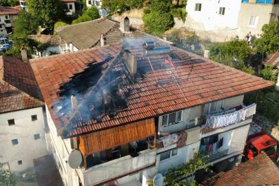 Safranbolu’da 3 katlı evin çatısında çıkan yangın söndürüldü