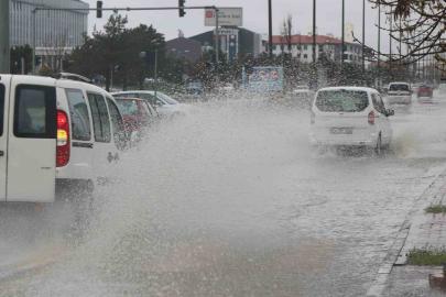 Sağanak sonrası toprak kayması: Erzincan-Sivas yolu kapandı