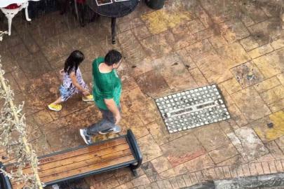 Sağanak yağmurda kimi sığındı kimi yağmurun tadını çıkardı