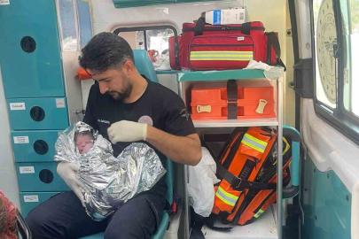 Şanlıurfa’da 112 ekiplerinden araç içerisinde başarılı doğum müdahalesi