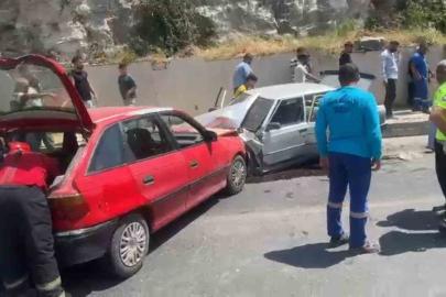 Şanlıurfa’da iki otomobil kafa kafaya çarpıştı: 3 yaralı