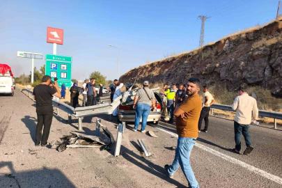 Şanlıurfa’da otomobil bariyerlere çarptı: 1 ölü, 1 yaralı
