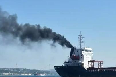 Sarayburnu açıklarında gemi bacasından yükselen dumanlar merak uyandırdı
