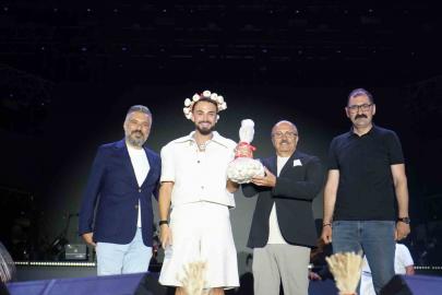 Sarımsak festivalinde sahne alan Sefo, binlerce vatandaşa unutulmaz bir gece yaşattı