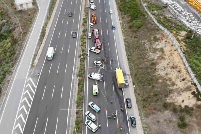 Sarıyer Kuzey Marmara Otoyolu Edirne istikametinde kamyon ile otomobil çarpıştı. Kazada yaralılar olduğu öğrenildi. Olay yerine çok sayıda itfaiye ekibi sevk edildi. Ekiplerin olay yerindeki çalışması sürüyor