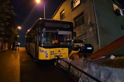 Sarıyer’de İETT otobüsü bariyerlere çarptı: Evlere metreler kala durdu
