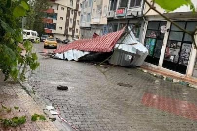 Şavşat’ta fırtınada uçan çatı aracın üzerine düştü