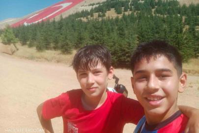 Scooterlarını bayrak sevgisi için sürdüler, zirvede dünyanın en büyük ay yıldızıyla buluştular