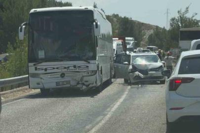 Seydikemer’de yolcu otobüsü ile ticari araç çarpıştı: 5 yaralı