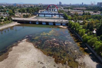 Seyhan Nehri’nde sular çekildi, kirlilik ortaya çıktı
