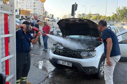 Seyir halindeki araç alev alev yandı