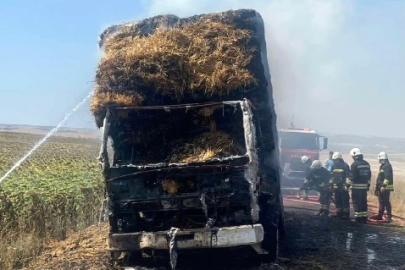 Seyir halindeki balya yüklü kamyon alev alev yandı