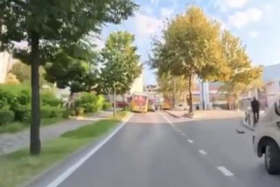 Seyir halindeki halk otobüsü direğe çarptı: O anlar kamerada