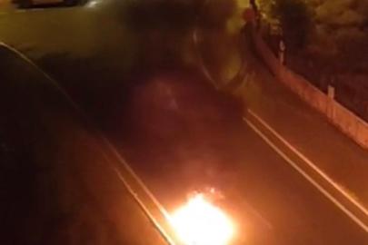 Seyir halindeki motosiklet alev alev yandı