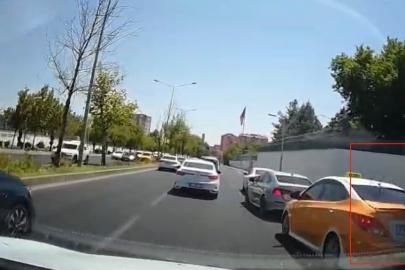 Seyir halindeki motosikletin fren yapan otomobile çarpması kamerada
