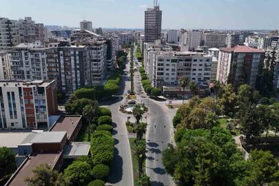 Sıcak hava Adana’nın simge noktalarını sessizliğe bürüdü