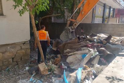 Siirt’te bir evden 2 kamyon çöp çıkarıldı