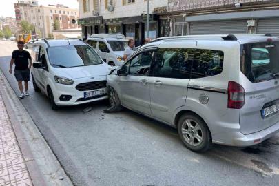 Siirt’te iki hafif ticari araç kafa kafaya çarpıştı: 1 yaralı