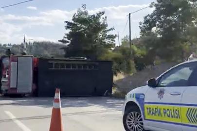 Sinop’ta bariyere çarpan söndürme aracı yan yattı: 1 yaralı