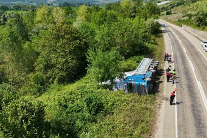 Sinop’ta kontrolden çıkan tır yan yattı: 3 yaralı