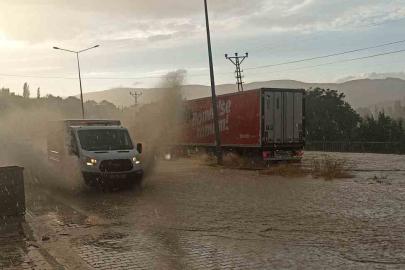 Sivas’ta sağanak yolları göle çevirdi, sürücüler zor anlar yaşadı